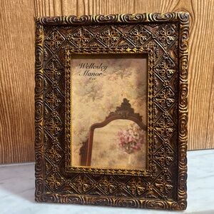 Wellesley Manor  Gold Picture Frame holds a 4”x6”
